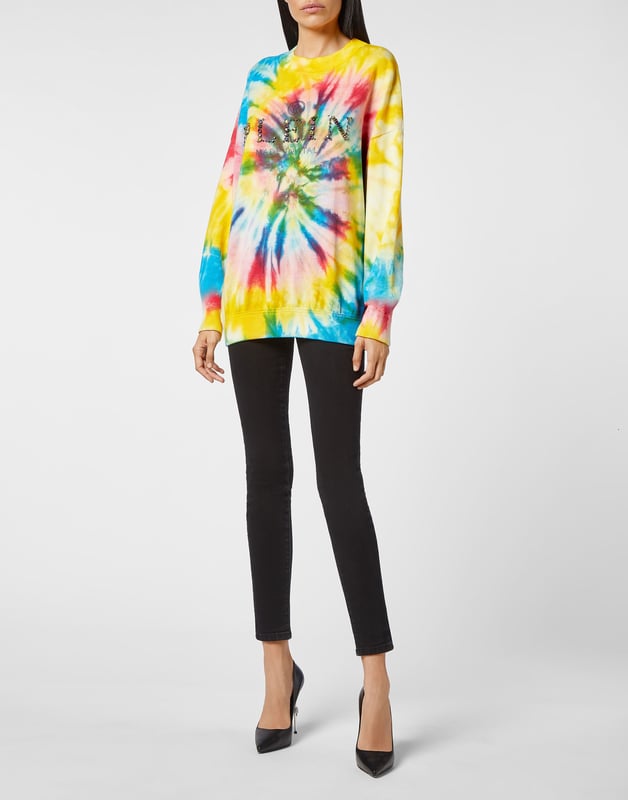 Jersey oversize de punto confeccionado en lana con estampado tie-dye. Las letras de la marca de cristales de strass están aplicadas en la parte delantera. Dobladillos de punto de canalé.