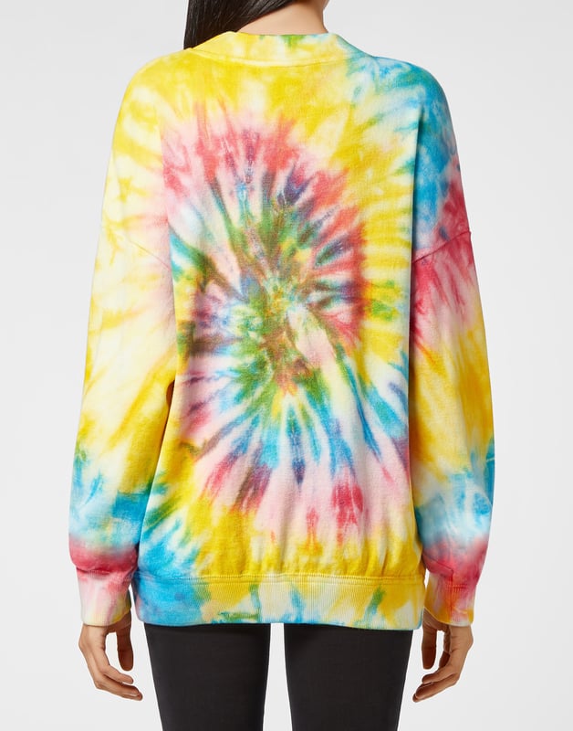 Jersey oversize de punto confeccionado en lana con estampado tie-dye. Las letras de la marca de cristales de strass están aplicadas en la parte delantera. Dobladillos de punto de canalé.