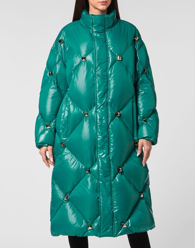 Wees stijlvol in je sportieve outfit met deze gewatteerde, hoogglanzende nylon donsoverjas met studs. Ritssluiting en twee paspelzakken. Voering van gemêleerde stof.