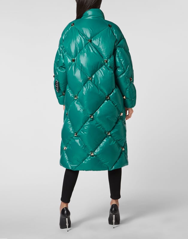 Wees stijlvol in je sportieve outfit met deze gewatteerde, hoogglanzende nylon donsoverjas met studs. Ritssluiting en twee paspelzakken. Voering van gemêleerde stof.