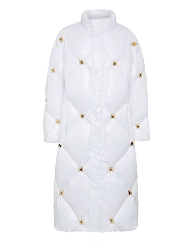 Wees stijlvol in je sportieve outfit met deze gewatteerde, hoogglanzende nylon donsoverjas met studs. Ritssluiting en twee paspelzakken. Voering van gemêleerde stof.