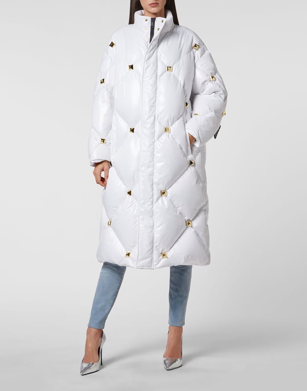 Wees stijlvol in je sportieve outfit met deze gewatteerde, hoogglanzende nylon donsoverjas met studs. Ritssluiting en twee paspelzakken. Voering van gemêleerde stof.