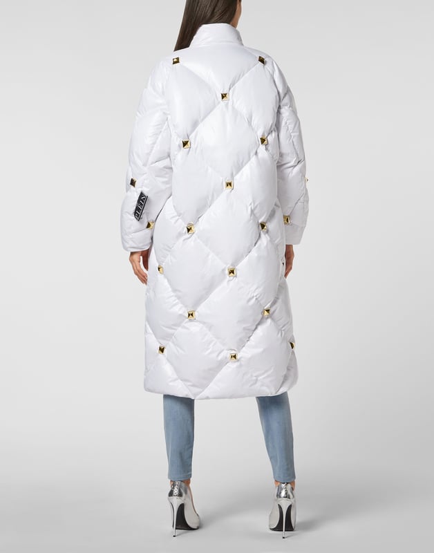 Wees stijlvol in je sportieve outfit met deze gewatteerde, hoogglanzende nylon donsoverjas met studs. Ritssluiting en twee paspelzakken. Voering van gemêleerde stof.