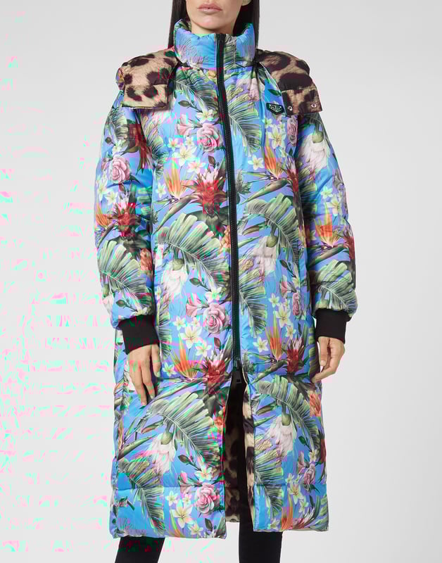 Wendbarer Maxi-Bomber aus Nylonsatin mit einem melierten Print auf der einen Seite und einem tropischen auf der anderen. Er hat auch eine Kapuze - wattiert und gesteppt. Ein Badge mit dem Logo ist auf der linken Brustseite aufgenäht. Reißverschluss mit Doppelpuller. Zwei aufgesetzte Taschen mit Patte. Rippstrickbündchen.