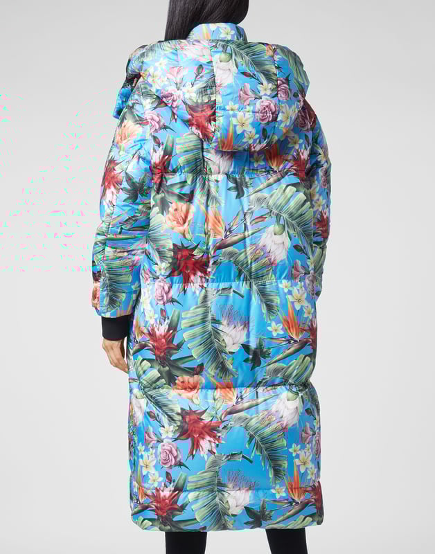 Wendbarer Maxi-Bomber aus Nylonsatin mit einem melierten Print auf der einen Seite und einem tropischen auf der anderen. Er hat auch eine Kapuze - wattiert und gesteppt. Ein Badge mit dem Logo ist auf der linken Brustseite aufgenäht. Reißverschluss mit Doppelpuller. Zwei aufgesetzte Taschen mit Patte. Rippstrickbündchen.