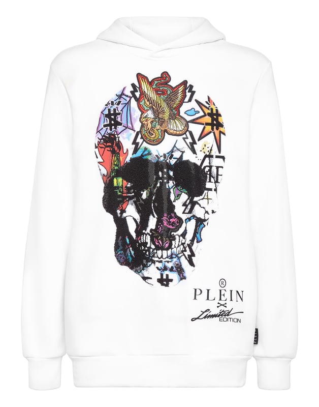 Verfraaid  Katoenen fleece unisex jogging hoodie. De iconische doodskop met strasopdruk siert het kledingstuk. Twee steekzakken. Ribgebreide zomen.