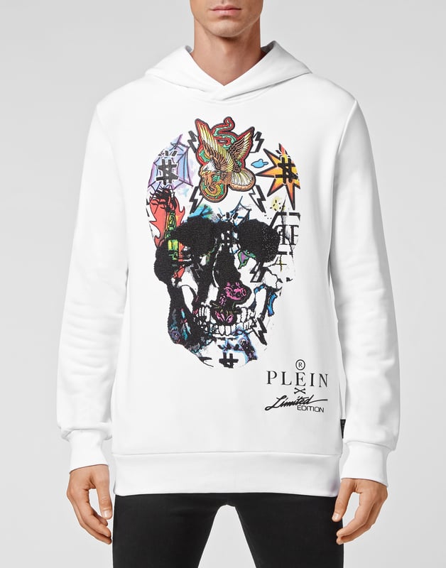 Verfraaid  Katoenen fleece unisex jogging hoodie. De iconische doodskop met strasopdruk siert het kledingstuk. Twee steekzakken. Ribgebreide zomen.