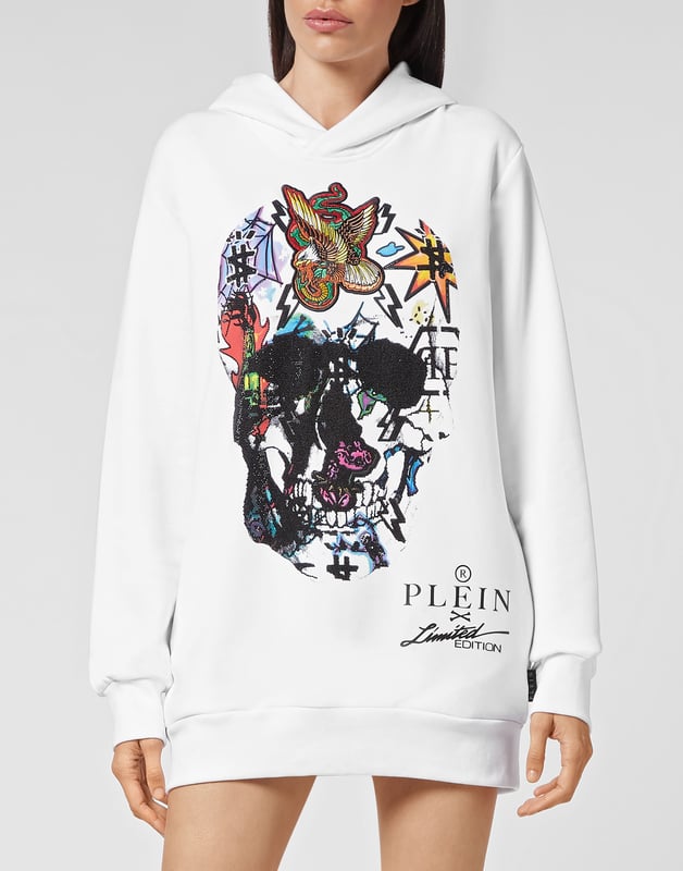 Verfraaid  Katoenen fleece unisex jogging hoodie. De iconische doodskop met strasopdruk siert het kledingstuk. Twee steekzakken. Ribgebreide zomen.