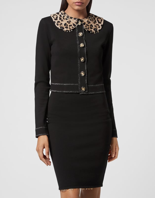 Gebreid viscose jasje met een lurex gedempte kraag. Juweelknopen.