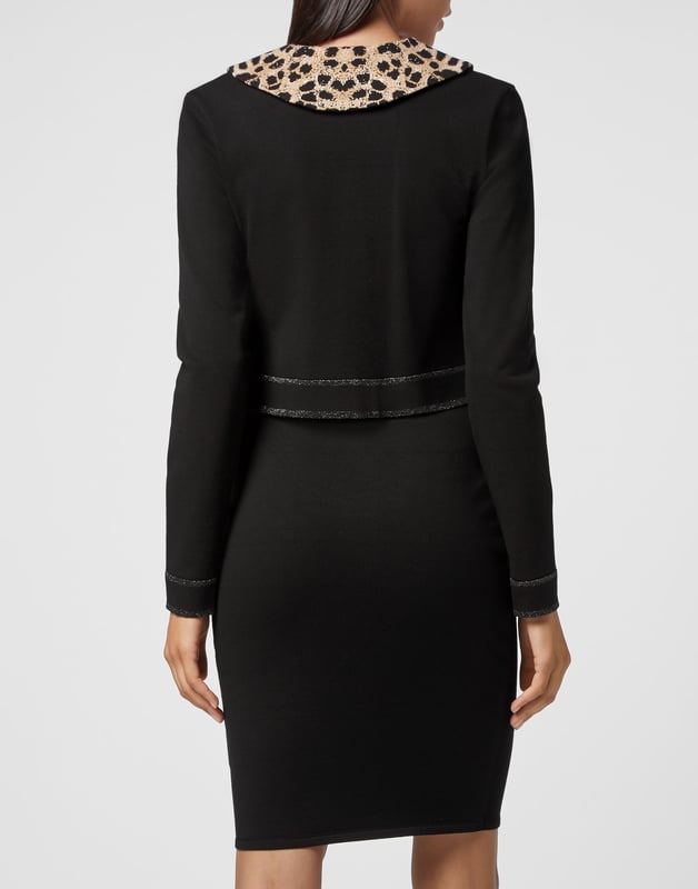 Gebreid viscose jasje met een lurex gedempte kraag. Juweelknopen.