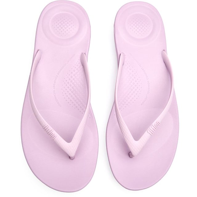 Sandalias ergonómicas Fitflop iqushion moradas para mujer con suela de goma. Incluyen: entresuela iqushion ergonómica y ultraligera, y plantilla anatómica.