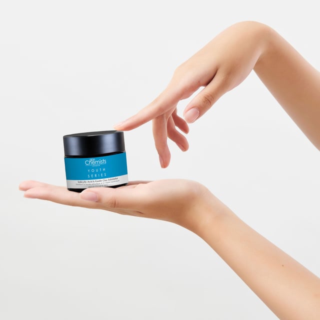 Revitalise your skin with our Revitalising Exfoliator, expertly crafted for dull, uneven, and clogged skin types. Infused with Salicylic Acid and Walnut Shell Powder, this gentle yet effective formula smooths away dead skin, unclogs pores, and hydrates with nourishing Sweet Almond and Shea Butter for a brighter, healthier complexion. Suitable for all skin types, including sensitive skin, our vegan and cruelty-free exfoliator is free from parabens, sulfates, and artificial fragrances. Experience luminous skin and a polished look by using it 2-3 times a week—apply to damp skin, massage gently, and rinse thoroughly. Discover the transformative power of our Revitalising Exfoliator today!