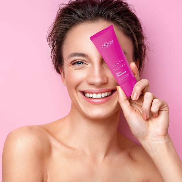 skinChemists Youth Series Retinol & Bakuchiol Facial Serum 30ml x 2 Duo Pack Introducing our Youthful Radiance Retinol Serum, the essential anti-ageing solution for achieving firmer, smoother, and more youthful skin. Designed for all skin types, this powerful serum combines Retinol and Bakuchiol to effectively minimise fine lines, balance excess oil, and lock in moisture for a refreshed complexion. Experience a revitalised appearance as our fast-absorbing, non-greasy formula delivers lasting hydration and a smooth, matte finish. Perfect for day or night use, simply apply 2-3 drops onto clean, dry skin and follow with your favorite moisturiser. Enjoy the benefits of a vegan, cruelty-free product that’s dermatologist-approved and free from parabens, sulfates, and artificial fragrances. Transform your skincare routine and embrace the radiant skin you deserve!