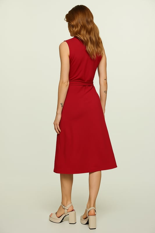 Sube la temperatura con este vestido cruzado sin mangas con cuello en V, diseñado para brindar elegancia y comodidad sin esfuerzo. Confeccionado con un tejido de punto de viscosa y elastano de primera calidad, este vestido ofrece una sensación lujosamente suave con la cantidad justa de elasticidad para una silueta favorecedora. El corpiño ajustado, la cintura fruncida y el detalle de lazo realzan tus curvas naturales, mientras que la falda de corte A fluye con gracia, lo que la convierte en una opción versátil para cualquier ocasión. Perfecto para un estilo del día a la noche, este vestido atrevido y sofisticado combina maravillosamente con tacones para un look de noche o zapatos planos para un conjunto elegante durante el día.