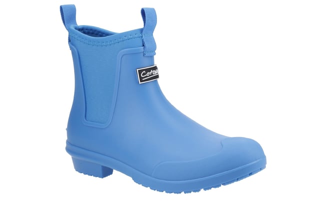 Tackle the outdoors with confidence in the Grosvenor from Cotswold  the perfect welly for unpredictable British weather and beyond. Crafted with fully waterproof 3mm neoprene, this boot delivers excellent warmth, comfort, and flexibility in any condition.
 Designed for practical performance, the Grosvenor features a reinforced toe and heel for added durability, a lightweight sole for all-day wear, and an easy-to-clean overlay to keep your boots looking their best. The handy pull-on loop makes slipping them on a breeze  whether you're heading into the garden, fields, or countryside trails.
- Fully waterproof upper
- Pull on loop for easy on/ off wear
- Lightweight sole
- Reinforced toe & heel
- Cotswold branding