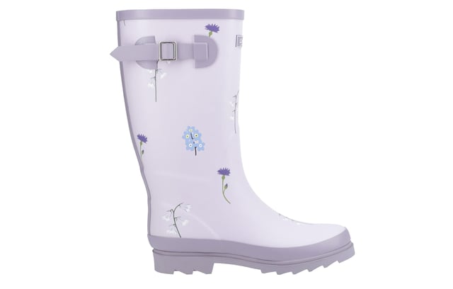 Ontworpen met inspiratie uit de golvende heuvels en bloeiende weiden van de Cotswolds, zijn deze hoge Wellingtonlaarzen een eerbetoon aan de natuur en comfort. De duurzame rubberen bovenkant is versierd met delicate, met de hand getekende illustraties van wilde bloemen, elk exclusief voor Cotswold Shoes en gemaakt om de levendige flora in onze lokale landschapen te weerspiegelen. Niet alleen mooi om naar te kijken, deze laarzen zijn gebouwd met het oog op praktische toepassingen. De waterdichte constructie zorgt ervoor dat je voeten droog blijven in nat weer. Binnenin bieden weelderige memory foam voetbedden comfortabele ondersteuning, waardoor deze laarzen perfect zijn voor lange wandelingen op het platteland, tuinieren of boodschappen op regenachtige dagen. Of je nu modderige paden verkent of gewoon een bloemige toets aan je dagelijkse look wilt toevoegen, de Wildflower Tall Wellingtons bieden de perfecte combinatie van stijl, comfort en functionaliteit.
 - Duurzame rubberen bovenkant
 - Waterdichte constructie
 - Met de hand getekende illustraties
 - Weelderig memory foam voetbed
 - Cotswold branding