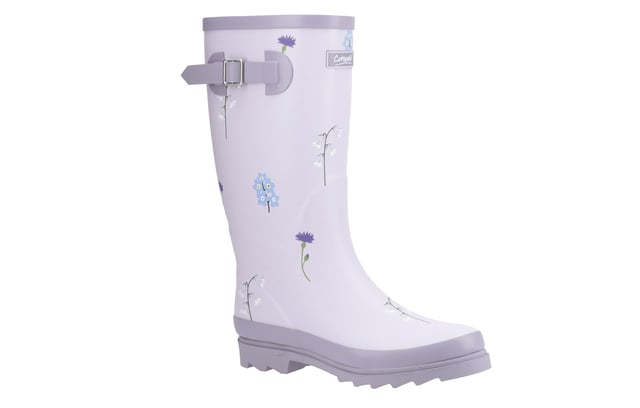 Ontworpen met inspiratie uit de golvende heuvels en bloeiende weiden van de Cotswolds, zijn deze hoge Wellingtonlaarzen een eerbetoon aan de natuur en comfort. De duurzame rubberen bovenkant is versierd met delicate, met de hand getekende illustraties van wilde bloemen, elk exclusief voor Cotswold Shoes en gemaakt om de levendige flora in onze lokale landschapen te weerspiegelen. Niet alleen mooi om naar te kijken, deze laarzen zijn gebouwd met het oog op praktische toepassingen. De waterdichte constructie zorgt ervoor dat je voeten droog blijven in nat weer. Binnenin bieden weelderige memory foam voetbedden comfortabele ondersteuning, waardoor deze laarzen perfect zijn voor lange wandelingen op het platteland, tuinieren of boodschappen op regenachtige dagen. Of je nu modderige paden verkent of gewoon een bloemige toets aan je dagelijkse look wilt toevoegen, de Wildflower Tall Wellingtons bieden de perfecte combinatie van stijl, comfort en functionaliteit.
 - Duurzame rubberen bovenkant
 - Waterdichte constructie
 - Met de hand getekende illustraties
 - Weelderig memory foam voetbed
 - Cotswold branding
