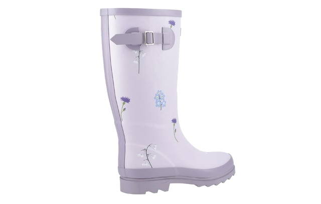 Ontworpen met inspiratie uit de golvende heuvels en bloeiende weiden van de Cotswolds, zijn deze hoge Wellingtonlaarzen een eerbetoon aan de natuur en comfort. De duurzame rubberen bovenkant is versierd met delicate, met de hand getekende illustraties van wilde bloemen, elk exclusief voor Cotswold Shoes en gemaakt om de levendige flora in onze lokale landschapen te weerspiegelen. Niet alleen mooi om naar te kijken, deze laarzen zijn gebouwd met het oog op praktische toepassingen. De waterdichte constructie zorgt ervoor dat je voeten droog blijven in nat weer. Binnenin bieden weelderige memory foam voetbedden comfortabele ondersteuning, waardoor deze laarzen perfect zijn voor lange wandelingen op het platteland, tuinieren of boodschappen op regenachtige dagen. Of je nu modderige paden verkent of gewoon een bloemige toets aan je dagelijkse look wilt toevoegen, de Wildflower Tall Wellingtons bieden de perfecte combinatie van stijl, comfort en functionaliteit.
 - Duurzame rubberen bovenkant
 - Waterdichte constructie
 - Met de hand getekende illustraties
 - Weelderig memory foam voetbed
 - Cotswold branding