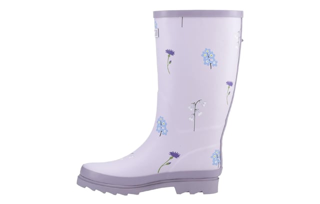 Ontworpen met inspiratie uit de golvende heuvels en bloeiende weiden van de Cotswolds, zijn deze hoge Wellingtonlaarzen een eerbetoon aan de natuur en comfort. De duurzame rubberen bovenkant is versierd met delicate, met de hand getekende illustraties van wilde bloemen, elk exclusief voor Cotswold Shoes en gemaakt om de levendige flora in onze lokale landschapen te weerspiegelen. Niet alleen mooi om naar te kijken, deze laarzen zijn gebouwd met het oog op praktische toepassingen. De waterdichte constructie zorgt ervoor dat je voeten droog blijven in nat weer. Binnenin bieden weelderige memory foam voetbedden comfortabele ondersteuning, waardoor deze laarzen perfect zijn voor lange wandelingen op het platteland, tuinieren of boodschappen op regenachtige dagen. Of je nu modderige paden verkent of gewoon een bloemige toets aan je dagelijkse look wilt toevoegen, de Wildflower Tall Wellingtons bieden de perfecte combinatie van stijl, comfort en functionaliteit.
 - Duurzame rubberen bovenkant
 - Waterdichte constructie
 - Met de hand getekende illustraties
 - Weelderig memory foam voetbed
 - Cotswold branding