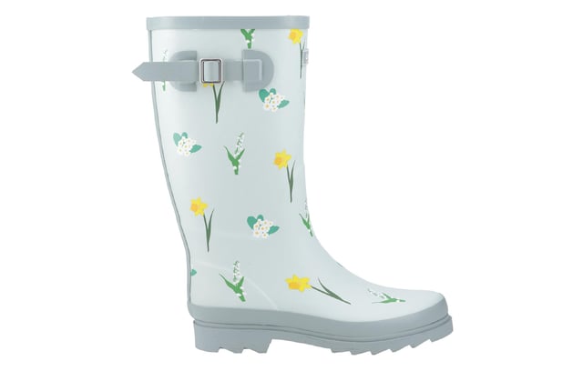 Ontworpen met inspiratie afkomstig van de glooiende heuvels en bloeiende weilanden van de Cotswolds, zijn deze hoge Wellington laarzen een ode aan de natuur en comfort. De duurzame rubberen bovenkant is versierd met fijne, handgetekende illustraties van wilde bloemen, elk exclusief voor Cotswold Shoes en gemaakt om de levendige flora in onze lokale landschappen te weerspiegelen. Deze laarzen zijn niet alleen mooi om naar te kijken, maar zijn ook praktisch ingericht. De waterdichte constructie zorgt ervoor dat je voeten droog blijven in nat weer. Binnenin bieden de zachte memory foam voetbedden extra steun, waardoor deze laarzen perfect zijn voor lange wandelingen op het platteland, tuinieren of klusjes op regenachtige dagen. Of je nu modderige paden verkent of gewoon een bloemige toets aan je dagelijkse outfit wilt toevoegen, de Wildflower Tall Wellingtons bieden de perfecte combinatie van stijl, comfort en functionaliteit. 
 - Duurzame rubberen bovenkant
 - Waterdichte constructie
 - Handgetekende illustraties
 - Zacht memory foam voetbed
 - Cotswold branding