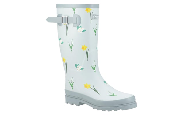 Ontworpen met inspiratie afkomstig van de glooiende heuvels en bloeiende weilanden van de Cotswolds, zijn deze hoge Wellington laarzen een ode aan de natuur en comfort. De duurzame rubberen bovenkant is versierd met fijne, handgetekende illustraties van wilde bloemen, elk exclusief voor Cotswold Shoes en gemaakt om de levendige flora in onze lokale landschappen te weerspiegelen. Deze laarzen zijn niet alleen mooi om naar te kijken, maar zijn ook praktisch ingericht. De waterdichte constructie zorgt ervoor dat je voeten droog blijven in nat weer. Binnenin bieden de zachte memory foam voetbedden extra steun, waardoor deze laarzen perfect zijn voor lange wandelingen op het platteland, tuinieren of klusjes op regenachtige dagen. Of je nu modderige paden verkent of gewoon een bloemige toets aan je dagelijkse outfit wilt toevoegen, de Wildflower Tall Wellingtons bieden de perfecte combinatie van stijl, comfort en functionaliteit. 
 - Duurzame rubberen bovenkant
 - Waterdichte constructie
 - Handgetekende illustraties
 - Zacht memory foam voetbed
 - Cotswold branding