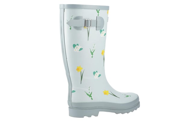 Ontworpen met inspiratie afkomstig van de glooiende heuvels en bloeiende weilanden van de Cotswolds, zijn deze hoge Wellington laarzen een ode aan de natuur en comfort. De duurzame rubberen bovenkant is versierd met fijne, handgetekende illustraties van wilde bloemen, elk exclusief voor Cotswold Shoes en gemaakt om de levendige flora in onze lokale landschappen te weerspiegelen. Deze laarzen zijn niet alleen mooi om naar te kijken, maar zijn ook praktisch ingericht. De waterdichte constructie zorgt ervoor dat je voeten droog blijven in nat weer. Binnenin bieden de zachte memory foam voetbedden extra steun, waardoor deze laarzen perfect zijn voor lange wandelingen op het platteland, tuinieren of klusjes op regenachtige dagen. Of je nu modderige paden verkent of gewoon een bloemige toets aan je dagelijkse outfit wilt toevoegen, de Wildflower Tall Wellingtons bieden de perfecte combinatie van stijl, comfort en functionaliteit. 
 - Duurzame rubberen bovenkant
 - Waterdichte constructie
 - Handgetekende illustraties
 - Zacht memory foam voetbed
 - Cotswold branding