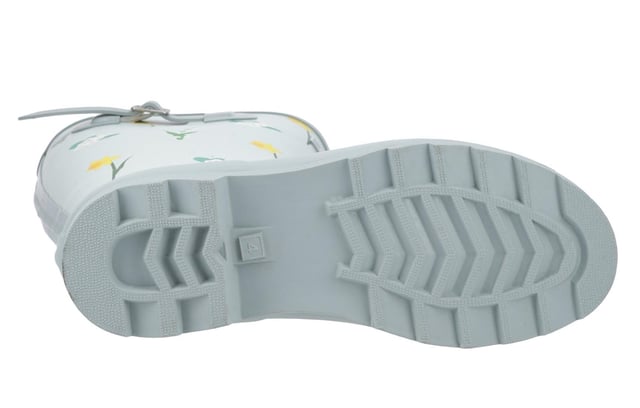 Ontworpen met inspiratie afkomstig van de glooiende heuvels en bloeiende weilanden van de Cotswolds, zijn deze hoge Wellington laarzen een ode aan de natuur en comfort. De duurzame rubberen bovenkant is versierd met fijne, handgetekende illustraties van wilde bloemen, elk exclusief voor Cotswold Shoes en gemaakt om de levendige flora in onze lokale landschappen te weerspiegelen. Deze laarzen zijn niet alleen mooi om naar te kijken, maar zijn ook praktisch ingericht. De waterdichte constructie zorgt ervoor dat je voeten droog blijven in nat weer. Binnenin bieden de zachte memory foam voetbedden extra steun, waardoor deze laarzen perfect zijn voor lange wandelingen op het platteland, tuinieren of klusjes op regenachtige dagen. Of je nu modderige paden verkent of gewoon een bloemige toets aan je dagelijkse outfit wilt toevoegen, de Wildflower Tall Wellingtons bieden de perfecte combinatie van stijl, comfort en functionaliteit. 
 - Duurzame rubberen bovenkant
 - Waterdichte constructie
 - Handgetekende illustraties
 - Zacht memory foam voetbed
 - Cotswold branding