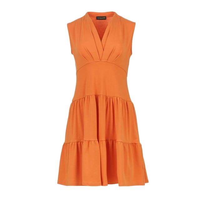 Deze oranje mouwloze jurk met V-hals, gemaakt van een zachte en rekbare viscose-elastaan ​​jersey stof, biedt een perfecte mix van comfort en stijl. De elegante V-halslijn met gerimpelde details accentueert het silhouet, terwijl de losse pasvorm zorgt voor moeiteloos dragen voor elke gelegenheid. Deze jurk heeft een lengte tot over de knie en een gelaagde rok, waardoor een vleugje vrouwelijkheid en beweging wordt toegevoegd. Ideaal voor casual uitstapjes, zomerevenementen en dagelijks gebruik. Hij combineert prachtig met sandalen of sneakers voor een ontspannen look, of met hakken voor een meer gepolijste uitstraling.