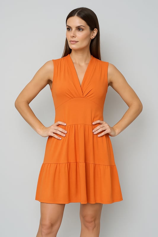 Deze oranje mouwloze jurk met V-hals, gemaakt van een zachte en rekbare viscose-elastaan ​​jersey stof, biedt een perfecte mix van comfort en stijl. De elegante V-halslijn met gerimpelde details accentueert het silhouet, terwijl de losse pasvorm zorgt voor moeiteloos dragen voor elke gelegenheid. Deze jurk heeft een lengte tot over de knie en een gelaagde rok, waardoor een vleugje vrouwelijkheid en beweging wordt toegevoegd. Ideaal voor casual uitstapjes, zomerevenementen en dagelijks gebruik. Hij combineert prachtig met sandalen of sneakers voor een ontspannen look, of met hakken voor een meer gepolijste uitstraling.