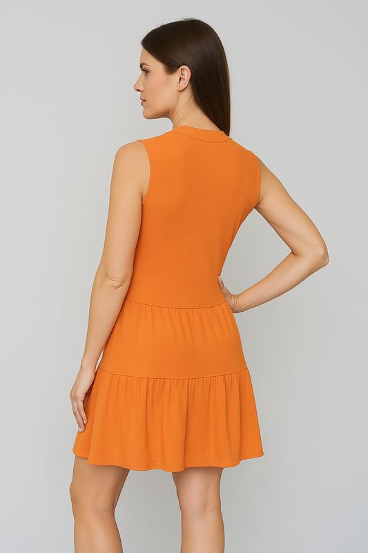 Deze oranje mouwloze jurk met V-hals, gemaakt van een zachte en rekbare viscose-elastaan ​​jersey stof, biedt een perfecte mix van comfort en stijl. De elegante V-halslijn met gerimpelde details accentueert het silhouet, terwijl de losse pasvorm zorgt voor moeiteloos dragen voor elke gelegenheid. Deze jurk heeft een lengte tot over de knie en een gelaagde rok, waardoor een vleugje vrouwelijkheid en beweging wordt toegevoegd. Ideaal voor casual uitstapjes, zomerevenementen en dagelijks gebruik. Hij combineert prachtig met sandalen of sneakers voor een ontspannen look, of met hakken voor een meer gepolijste uitstraling.
