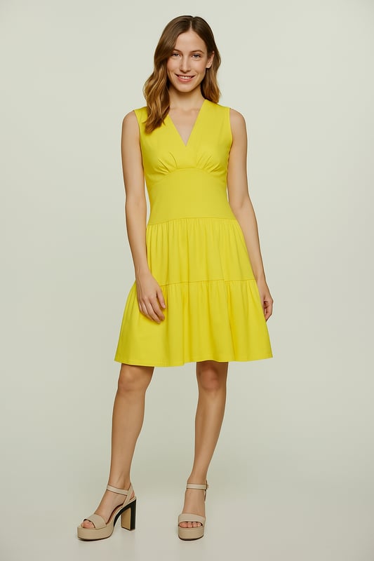 Este vestido amarillo sin mangas con cuello en V, confeccionado con un tejido de punto de viscosa y elastano suave y elástico, ofrece una combinación perfecta de comodidad y estilo. El elegante escote en V con detalles fruncidos realza la silueta, mientras que el corte holgado garantiza un uso sin esfuerzo en cualquier ocasión. Con un largo por encima de la rodilla y un diseño de falda escalonada, este vestido añade un toque de feminidad y movimiento. Ideal para salidas informales, eventos de verano y uso diario, combina maravillosamente con sandalias o zapatillas deportivas para una apariencia relajada, o con tacones para una apariencia más refinada.
