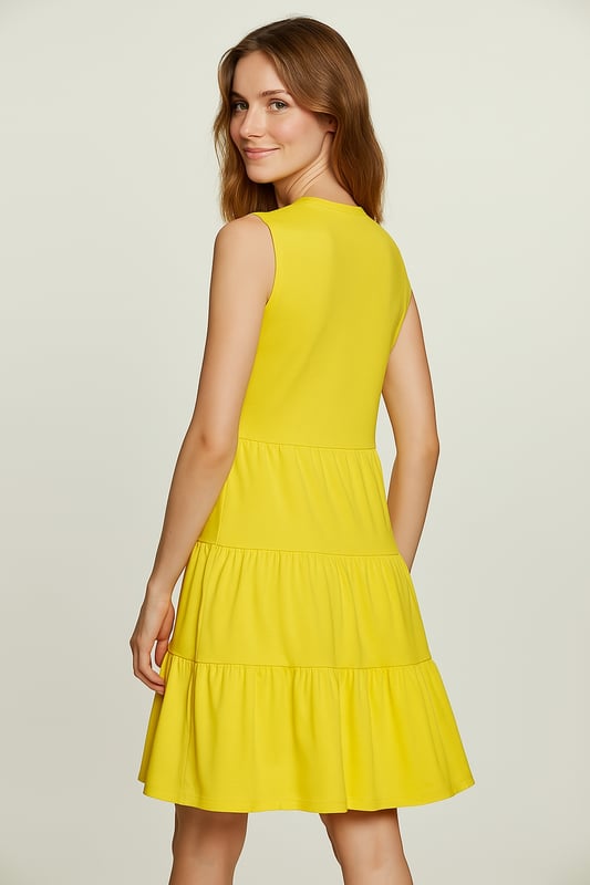 Este vestido amarillo sin mangas con cuello en V, confeccionado con un tejido de punto de viscosa y elastano suave y elástico, ofrece una combinación perfecta de comodidad y estilo. El elegante escote en V con detalles fruncidos realza la silueta, mientras que el corte holgado garantiza un uso sin esfuerzo en cualquier ocasión. Con un largo por encima de la rodilla y un diseño de falda escalonada, este vestido añade un toque de feminidad y movimiento. Ideal para salidas informales, eventos de verano y uso diario, combina maravillosamente con sandalias o zapatillas deportivas para una apariencia relajada, o con tacones para una apariencia más refinada.