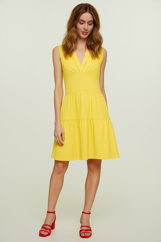 Añade un toque de color a tu guardarropa con este vestido amarillo sin mangas, confeccionado con un jersey de algodón y elastano suave y elástico. El vestido presenta una silueta favorecedora con un escote en V profundo y un diseño escalonado, perfecto para días informales o para ocasiones especiales. Con una longitud de 92 cm para la talla S, ofrece un look versátil que llega justo por encima de las rodillas, lo que lo hace cómodo y elegante.