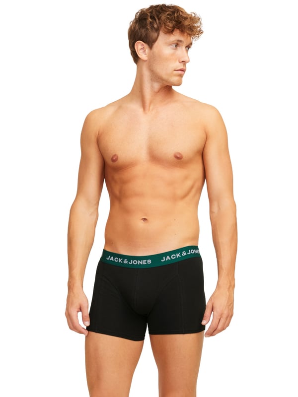 Diese Trunks bringen frischen Wind in deine Wäsche-Schublade. Mit ihrem kürzeren, eng anliegenden Schnitt sitzen sie wie eine zweite Haut. Der elastische Bund sorgt für einen perfekten Halt – den ganzen Tag lang. Besonders stylisch: der eingewebte Label-Schriftzug, der für einen sportlich-markanten Look sorgt. Das weiche Material fühlt sich angenehm auf der Haut an und bietet optimale Bewegungsfreiheit. Sie eignen sich ideal für den Alltag, aber auch für aktive Stunden. Im praktischen Dreierpack erhältst du gleich dreifachen Komfort. Jeder Schnitt ist durchdacht, jede Naht sitzt. Modern, schlicht und dennoch ein Statement. Ein Basic, das alles andere als langweilig ist.