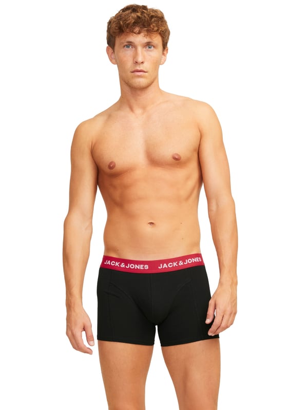 Diese Trunks bringen frischen Wind in deine Wäsche-Schublade. Mit ihrem kürzeren, eng anliegenden Schnitt sitzen sie wie eine zweite Haut. Der elastische Bund sorgt für einen perfekten Halt – den ganzen Tag lang. Besonders stylisch: der eingewebte Label-Schriftzug, der für einen sportlich-markanten Look sorgt. Das weiche Material fühlt sich angenehm auf der Haut an und bietet optimale Bewegungsfreiheit. Sie eignen sich ideal für den Alltag, aber auch für aktive Stunden. Im praktischen Dreierpack erhältst du gleich dreifachen Komfort. Jeder Schnitt ist durchdacht, jede Naht sitzt. Modern, schlicht und dennoch ein Statement. Ein Basic, das alles andere als langweilig ist.