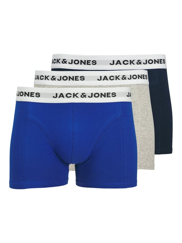 Diese Trunks bringen frischen Wind in deine Wäsche-Schublade. Mit ihrem kürzeren, eng anliegenden Schnitt sitzen sie wie eine zweite Haut. Der elastische Bund sorgt für einen perfekten Halt – den ganzen Tag lang. Besonders stylisch: der eingewebte Label-Schriftzug, der für einen sportlich-markanten Look sorgt. Das weiche Material fühlt sich angenehm auf der Haut an und bietet optimale Bewegungsfreiheit. Sie eignen sich ideal für den Alltag, aber auch für aktive Stunden. Im praktischen Dreierpack erhältst du gleich dreifachen Komfort. Jeder Schnitt ist durchdacht, jede Naht sitzt. Modern, schlicht und dennoch ein Statement. Ein Basic, das alles andere als langweilig ist.