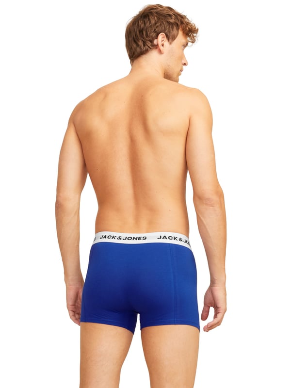 Diese Trunks bringen frischen Wind in deine Wäsche-Schublade. Mit ihrem kürzeren, eng anliegenden Schnitt sitzen sie wie eine zweite Haut. Der elastische Bund sorgt für einen perfekten Halt – den ganzen Tag lang. Besonders stylisch: der eingewebte Label-Schriftzug, der für einen sportlich-markanten Look sorgt. Das weiche Material fühlt sich angenehm auf der Haut an und bietet optimale Bewegungsfreiheit. Sie eignen sich ideal für den Alltag, aber auch für aktive Stunden. Im praktischen Dreierpack erhältst du gleich dreifachen Komfort. Jeder Schnitt ist durchdacht, jede Naht sitzt. Modern, schlicht und dennoch ein Statement. Ein Basic, das alles andere als langweilig ist.