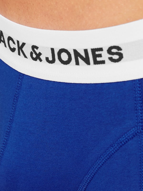 Diese Trunks bringen frischen Wind in deine Wäsche-Schublade. Mit ihrem kürzeren, eng anliegenden Schnitt sitzen sie wie eine zweite Haut. Der elastische Bund sorgt für einen perfekten Halt – den ganzen Tag lang. Besonders stylisch: der eingewebte Label-Schriftzug, der für einen sportlich-markanten Look sorgt. Das weiche Material fühlt sich angenehm auf der Haut an und bietet optimale Bewegungsfreiheit. Sie eignen sich ideal für den Alltag, aber auch für aktive Stunden. Im praktischen Dreierpack erhältst du gleich dreifachen Komfort. Jeder Schnitt ist durchdacht, jede Naht sitzt. Modern, schlicht und dennoch ein Statement. Ein Basic, das alles andere als langweilig ist.