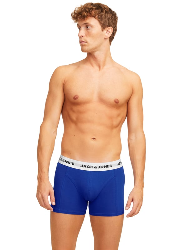 Diese Trunks bringen frischen Wind in deine Wäsche-Schublade. Mit ihrem kürzeren, eng anliegenden Schnitt sitzen sie wie eine zweite Haut. Der elastische Bund sorgt für einen perfekten Halt – den ganzen Tag lang. Besonders stylisch: der eingewebte Label-Schriftzug, der für einen sportlich-markanten Look sorgt. Das weiche Material fühlt sich angenehm auf der Haut an und bietet optimale Bewegungsfreiheit. Sie eignen sich ideal für den Alltag, aber auch für aktive Stunden. Im praktischen Dreierpack erhältst du gleich dreifachen Komfort. Jeder Schnitt ist durchdacht, jede Naht sitzt. Modern, schlicht und dennoch ein Statement. Ein Basic, das alles andere als langweilig ist.