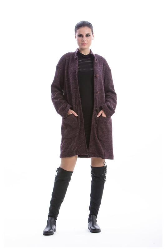 Manténgase abrigado y elegante sin esfuerzo con este abrigo de punto de gran tamaño, confeccionado con una mezcla premium de 57 % lana, 41 % acrílico y 2 % poliamida. Diseñado en un rico tono burdeos, este abrigo con botones presenta hombros caídos, grandes bolsillos delanteros y una silueta relajada que combina maravillosamente con cualquier conjunto. Su textura acogedora y sensación estructurada la convierten en la elección perfecta para el clima de transición y las capas de temporada fría.
