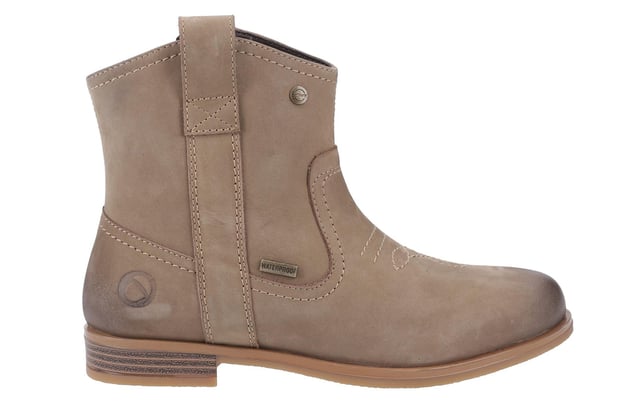 De Cotswold Signet dames enkelboots bieden een stijlvolle mix van cowboy charme en landelijke flair. Ontworpen met een zijrits voor gemakkelijke toegang, beschikken deze boots over ingewikkelde geborduurde details op de neus, wat een unieke touch geeft aan hun elegante uitstraling. Comfort is essentieel, dankzij de geheugenschuim voetbed dat zorgt voor een zachte en ondersteunende pasvorm gedurende de hele dag. Perfect om je voeten comfortabel en moeiteloos stijlvol te houden gedurende de zomer, brengen de Cotswold Signet boots zowel functionaliteit als mode in je schoenen collectie.
- Stijlvolle mix van cowboy charme en landelijke flair
- Zijrits voor gemakkelijke toegang
- Ingewikkelde geborduurde details op de neus
- Geheugenschuim voetbed voor een zachte, ondersteunende pasvorm
- Perfect voor comfort de hele dag en zomerstijl
- Combineert functie en mode in één boot