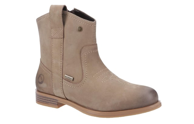 De Cotswold Signet dames enkelboots bieden een stijlvolle mix van cowboy charme en landelijke flair. Ontworpen met een zijrits voor gemakkelijke toegang, beschikken deze boots over ingewikkelde geborduurde details op de neus, wat een unieke touch geeft aan hun elegante uitstraling. Comfort is essentieel, dankzij de geheugenschuim voetbed dat zorgt voor een zachte en ondersteunende pasvorm gedurende de hele dag. Perfect om je voeten comfortabel en moeiteloos stijlvol te houden gedurende de zomer, brengen de Cotswold Signet boots zowel functionaliteit als mode in je schoenen collectie.
- Stijlvolle mix van cowboy charme en landelijke flair
- Zijrits voor gemakkelijke toegang
- Ingewikkelde geborduurde details op de neus
- Geheugenschuim voetbed voor een zachte, ondersteunende pasvorm
- Perfect voor comfort de hele dag en zomerstijl
- Combineert functie en mode in één boot