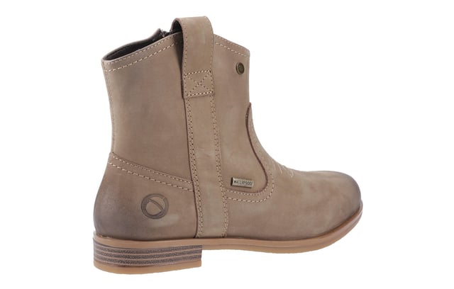 De Cotswold Signet dames enkelboots bieden een stijlvolle mix van cowboy charme en landelijke flair. Ontworpen met een zijrits voor gemakkelijke toegang, beschikken deze boots over ingewikkelde geborduurde details op de neus, wat een unieke touch geeft aan hun elegante uitstraling. Comfort is essentieel, dankzij de geheugenschuim voetbed dat zorgt voor een zachte en ondersteunende pasvorm gedurende de hele dag. Perfect om je voeten comfortabel en moeiteloos stijlvol te houden gedurende de zomer, brengen de Cotswold Signet boots zowel functionaliteit als mode in je schoenen collectie.
- Stijlvolle mix van cowboy charme en landelijke flair
- Zijrits voor gemakkelijke toegang
- Ingewikkelde geborduurde details op de neus
- Geheugenschuim voetbed voor een zachte, ondersteunende pasvorm
- Perfect voor comfort de hele dag en zomerstijl
- Combineert functie en mode in één boot