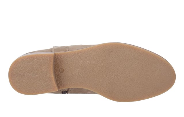 De Cotswold Signet dames enkelboots bieden een stijlvolle mix van cowboy charme en landelijke flair. Ontworpen met een zijrits voor gemakkelijke toegang, beschikken deze boots over ingewikkelde geborduurde details op de neus, wat een unieke touch geeft aan hun elegante uitstraling. Comfort is essentieel, dankzij de geheugenschuim voetbed dat zorgt voor een zachte en ondersteunende pasvorm gedurende de hele dag. Perfect om je voeten comfortabel en moeiteloos stijlvol te houden gedurende de zomer, brengen de Cotswold Signet boots zowel functionaliteit als mode in je schoenen collectie.
- Stijlvolle mix van cowboy charme en landelijke flair
- Zijrits voor gemakkelijke toegang
- Ingewikkelde geborduurde details op de neus
- Geheugenschuim voetbed voor een zachte, ondersteunende pasvorm
- Perfect voor comfort de hele dag en zomerstijl
- Combineert functie en mode in één boot