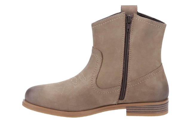 De Cotswold Signet dames enkelboots bieden een stijlvolle mix van cowboy charme en landelijke flair. Ontworpen met een zijrits voor gemakkelijke toegang, beschikken deze boots over ingewikkelde geborduurde details op de neus, wat een unieke touch geeft aan hun elegante uitstraling. Comfort is essentieel, dankzij de geheugenschuim voetbed dat zorgt voor een zachte en ondersteunende pasvorm gedurende de hele dag. Perfect om je voeten comfortabel en moeiteloos stijlvol te houden gedurende de zomer, brengen de Cotswold Signet boots zowel functionaliteit als mode in je schoenen collectie.
- Stijlvolle mix van cowboy charme en landelijke flair
- Zijrits voor gemakkelijke toegang
- Ingewikkelde geborduurde details op de neus
- Geheugenschuim voetbed voor een zachte, ondersteunende pasvorm
- Perfect voor comfort de hele dag en zomerstijl
- Combineert functie en mode in één boot