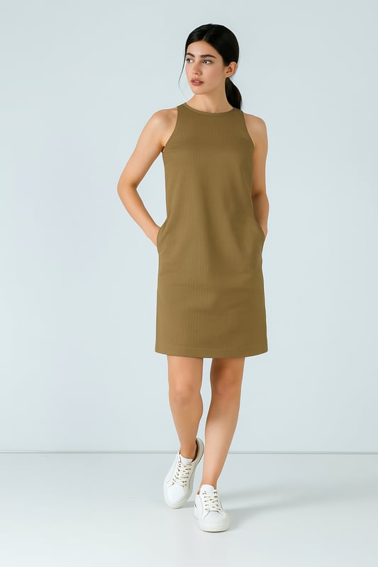 Experimente un estilo sin esfuerzo con este vestido por encima de la rodilla, confeccionado con tejido Tencel de alta calidad con tejido jacquard para una apariencia texturizada y elegante. Con una cremallera trasera oculta, dos bolsillos laterales funcionales y un ajuste relajado, este vestido es perfecto para estar cómodo durante todo el día sin comprometer la sofisticación. Ideal para salidas informales u ocasiones semiformales, combina maravillosamente con zapatos planos y de tacón para un atuendo versátil y elegante.