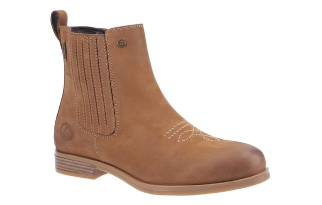 Stap in moeiteloze stijl en comfort met de Cotswold Didbrook Dames Enkelboots. Geïnspireerd door een mix van cowboyrand en plattelandscharme, hebben deze laarzen een slanke enkelvorm met gedetailleerde zij-inzetten en een handige zijrits voor gemakkelijk aan- en uittrekken. De voorzijde van de neus is versierd met delicate geborduurde details, wat een vleugje westerse flair toevoegt. Ontworpen voor comfort de hele dag door, biedt de voetbed van geheugenfoam demping bij elke stap, waardoor dit de perfecte laarzen zijn om je de hele zomer stijlvol en geweldig te laten voelen.
- Slanke enkel-lengte silhouet
- Cowboy-geïnspireerd met plattelandscharme
- Decoratieve geborduurde neusstijl
- Zij-inzetten en ritssluiting voor gemakkelijk aan- en uittrekken
- Gedempte geheugenfoam voetbed
- Ontworpen voor comfort de hele dag
- Ideaal voor stijlvolle zomeroutfits