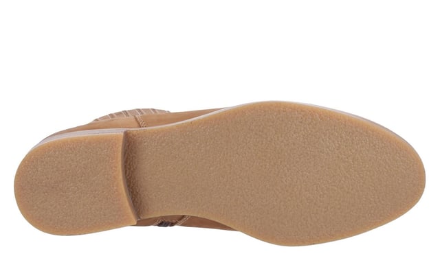 Stap in moeiteloze stijl en comfort met de Cotswold Didbrook Dames Enkelboots. Geïnspireerd door een mix van cowboyrand en plattelandscharme, hebben deze laarzen een slanke enkelvorm met gedetailleerde zij-inzetten en een handige zijrits voor gemakkelijk aan- en uittrekken. De voorzijde van de neus is versierd met delicate geborduurde details, wat een vleugje westerse flair toevoegt. Ontworpen voor comfort de hele dag door, biedt de voetbed van geheugenfoam demping bij elke stap, waardoor dit de perfecte laarzen zijn om je de hele zomer stijlvol en geweldig te laten voelen.
- Slanke enkel-lengte silhouet
- Cowboy-geïnspireerd met plattelandscharme
- Decoratieve geborduurde neusstijl
- Zij-inzetten en ritssluiting voor gemakkelijk aan- en uittrekken
- Gedempte geheugenfoam voetbed
- Ontworpen voor comfort de hele dag
- Ideaal voor stijlvolle zomeroutfits