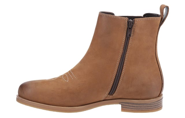 Stap in moeiteloze stijl en comfort met de Cotswold Didbrook Dames Enkelboots. Geïnspireerd door een mix van cowboyrand en plattelandscharme, hebben deze laarzen een slanke enkelvorm met gedetailleerde zij-inzetten en een handige zijrits voor gemakkelijk aan- en uittrekken. De voorzijde van de neus is versierd met delicate geborduurde details, wat een vleugje westerse flair toevoegt. Ontworpen voor comfort de hele dag door, biedt de voetbed van geheugenfoam demping bij elke stap, waardoor dit de perfecte laarzen zijn om je de hele zomer stijlvol en geweldig te laten voelen.
- Slanke enkel-lengte silhouet
- Cowboy-geïnspireerd met plattelandscharme
- Decoratieve geborduurde neusstijl
- Zij-inzetten en ritssluiting voor gemakkelijk aan- en uittrekken
- Gedempte geheugenfoam voetbed
- Ontworpen voor comfort de hele dag
- Ideaal voor stijlvolle zomeroutfits