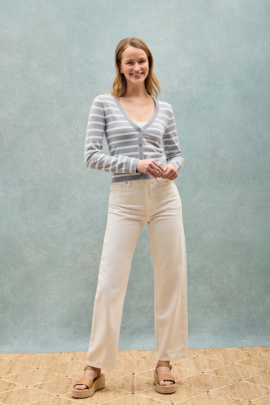 Die Damenstrickjacke Cordelia ist ein maritim inspiriertes Stück, das Eleganz und Funktionalität vereint. Sie ist aus Baumwolle und Polyamid gefertigt und hat eine schmale Passform mit V-Ausschnitt, die eine schlanke Silhouette schafft. Der Knopfverschluss mit farblich abgestimmten Logoknöpfen sorgt für ein raffiniertes Finish, während die Rippbündchen an den Ärmeln und am Bund für einen bequemen Sitz sorgen. Das farblich abgestimmte Nahtband am Kragen mit Polo Club Logo unterstreicht die Eleganz dieses Modells. Das kontrastierende Streifendesign und das einfarbige gestickte Wappen auf dem Ärmel sind ikonische Details unserer maritimen Kollektion.